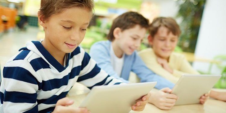 Niños Colombianos dedican entre 5 y 10 horas a la semana a navegar en internet.