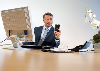 Estudio de Kaspersky Lab muestra que los teléfonos inteligentes distraen y hacen menos eficientes a los trabajadores