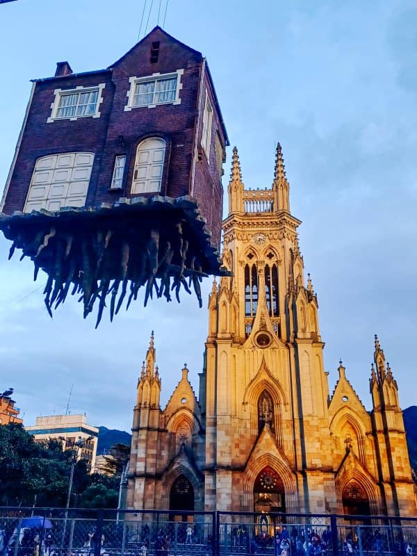 La Bienal Internacional de Arte y Ciudad BOG25 se desarrollará del 20 de septiembre al 9 de noviembre de 2025. El evento tiene como eje curatorial “Bogotá, ensayos sobre la felicidad”, y se propone resignificar el espacio urbano mediante intervenciones artísticas en plazas, calles y recintos culturales.