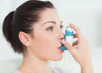 Mujer con inhalador