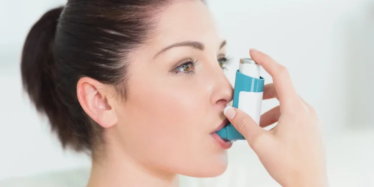 Mujer con inhalador