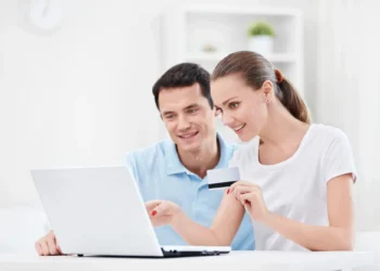 Pareja pagando con tarjeta de crédito