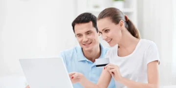Pareja pagando con tarjeta de crédito