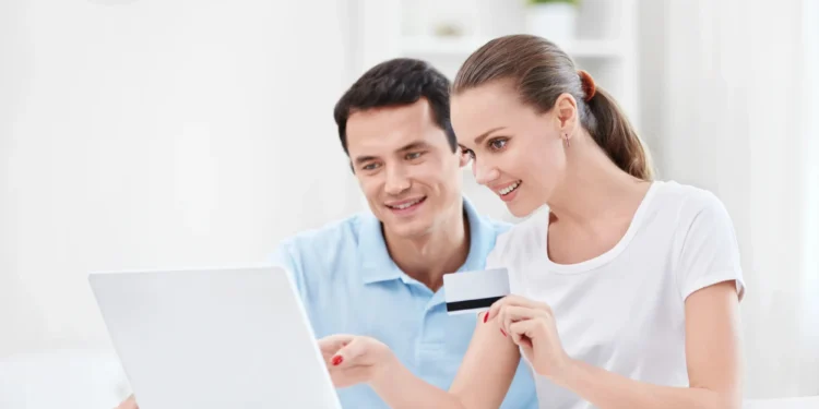 Pareja pagando con tarjeta de crédito