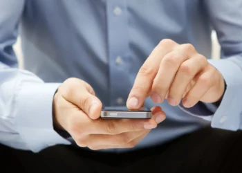 Hombre con celular en mano