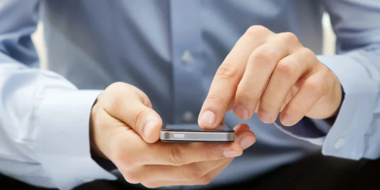 Hombre con celular en mano