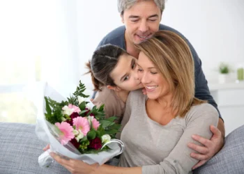 Madre recibiendo flores