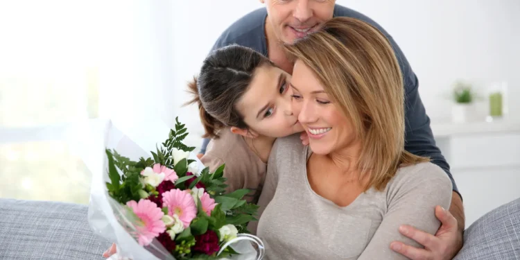 Madre recibiendo flores