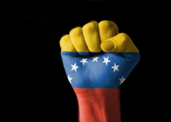 Mano puño bandera de Venezuela pintada sobre mano