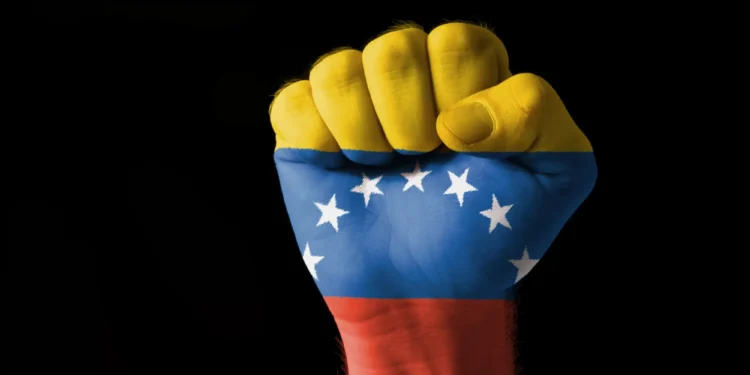 Mano puño bandera de Venezuela pintada sobre mano