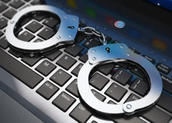 Esposas sobre un teclado